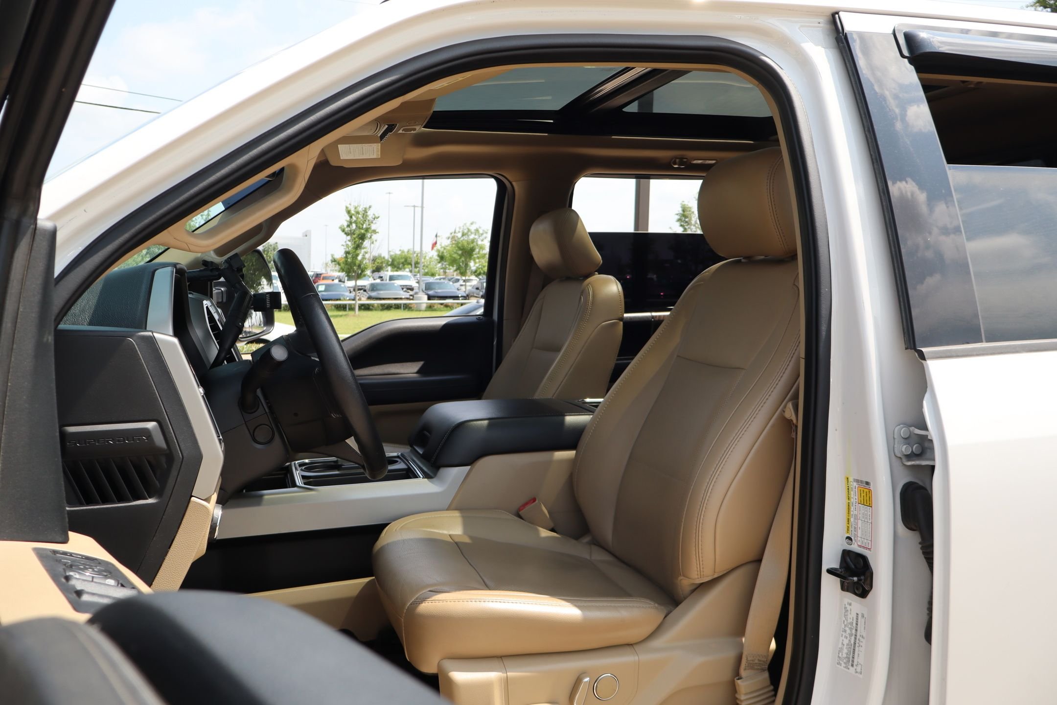 Used 2019 White Platinum Clearcoat Metallic Ford Lariat image 11