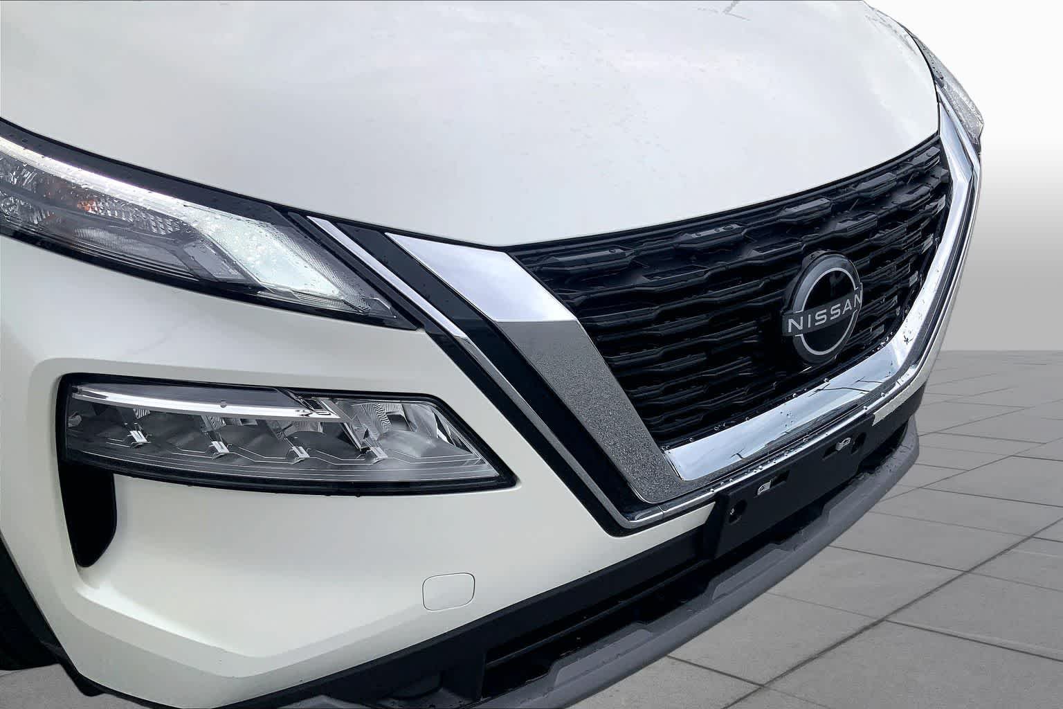 Used 2023 Pearl White Tricoat Nissan SV image 27