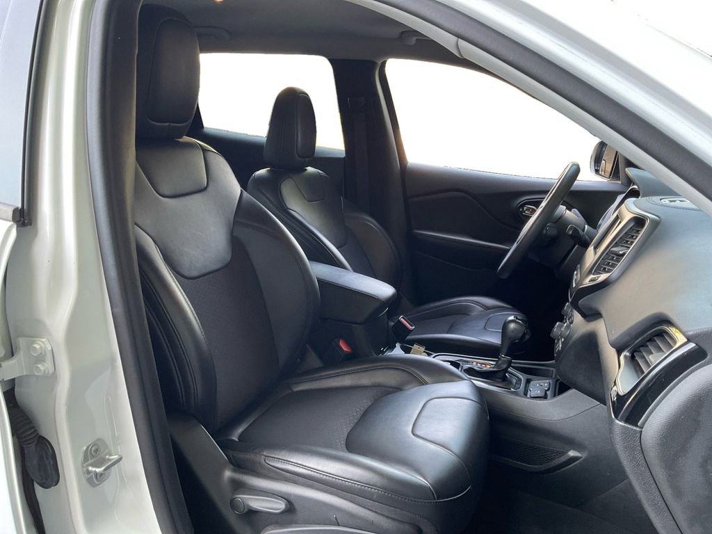 Used 2021 White Jeep Latitude Plus image 28