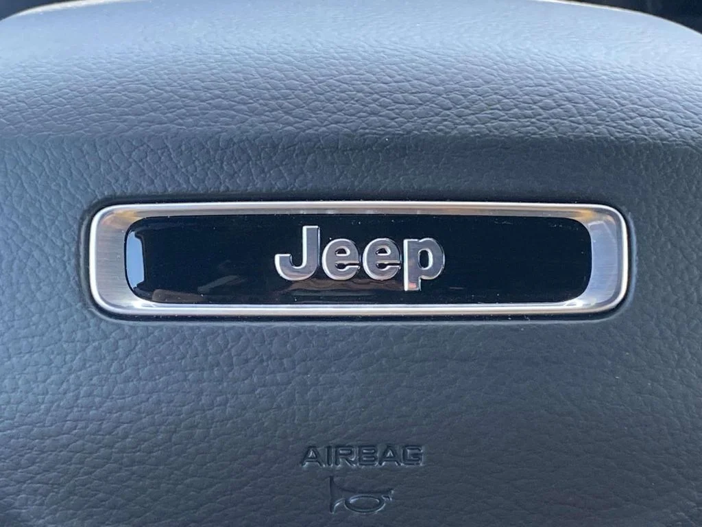 New 2026 Bright White Clear-Coat Exterior Paint Jeep Limited image 30