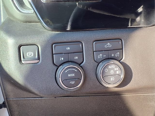 Used 2025 Summit White Chevrolet LT image 18