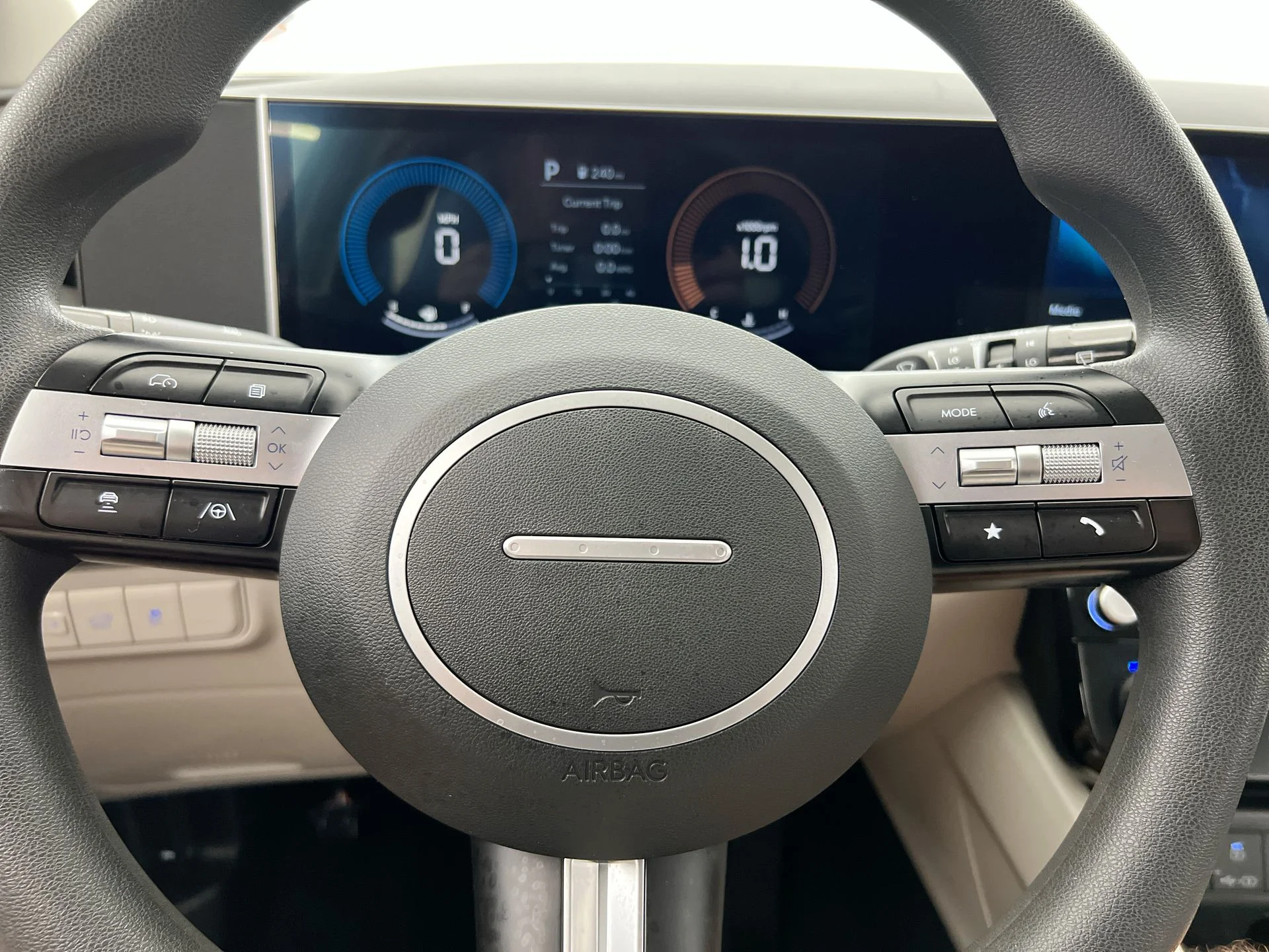 Used 2025 Silver Hyundai SEL image 29