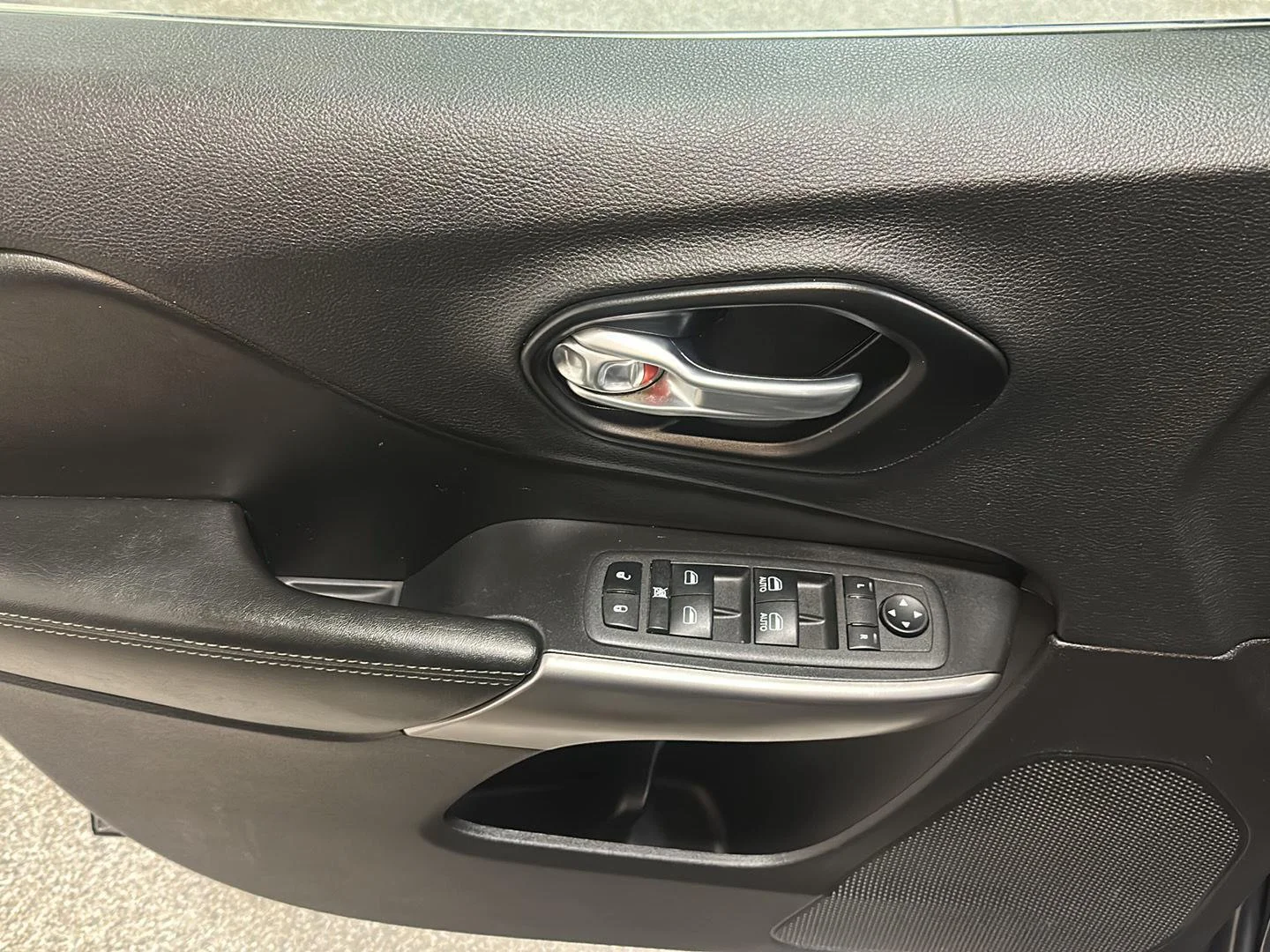 Used 2022 Granite Crystal Metallic Clearcoat Jeep Latitude Lux image 17