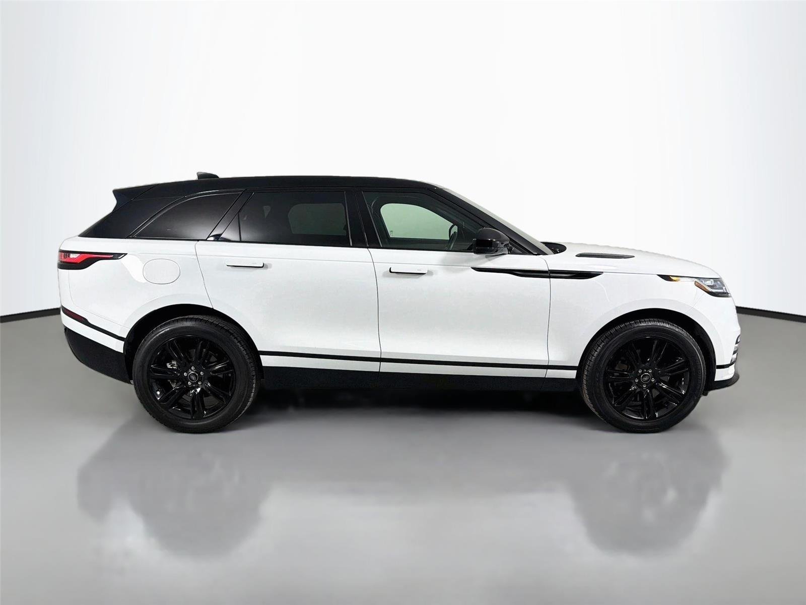 Certified Used 2023 Fuji White Land Rover R-Dynamic S image 4