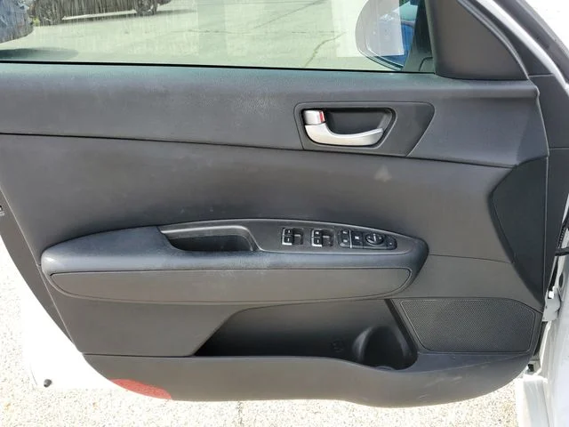 Used 2020 White Kia LX image 19