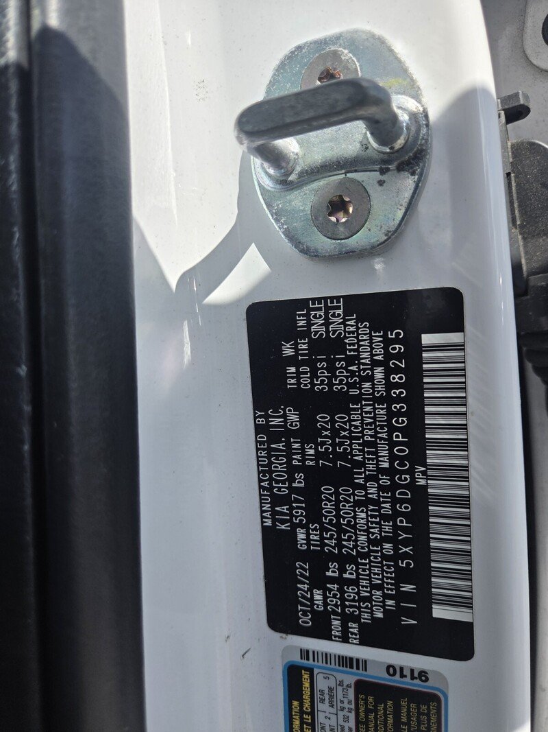 Used 2023 White Kia S image 35