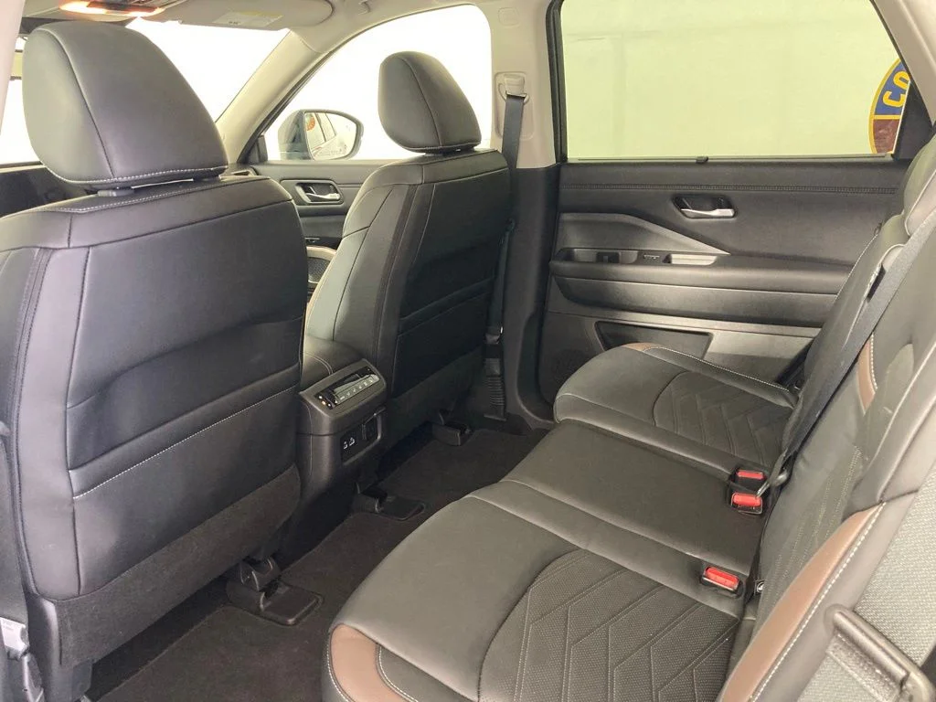 Used 2025 Gray Nissan Platinum image 16