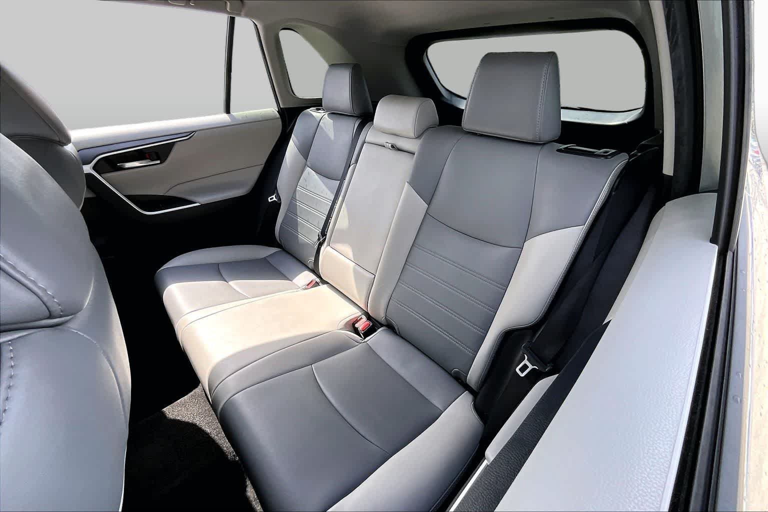 Used 2021 Silver Sky Metallic Toyota XLE Premium image 17