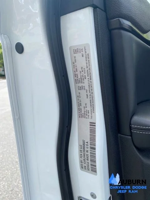 Used 2025 White Jeep Altitude image 33
