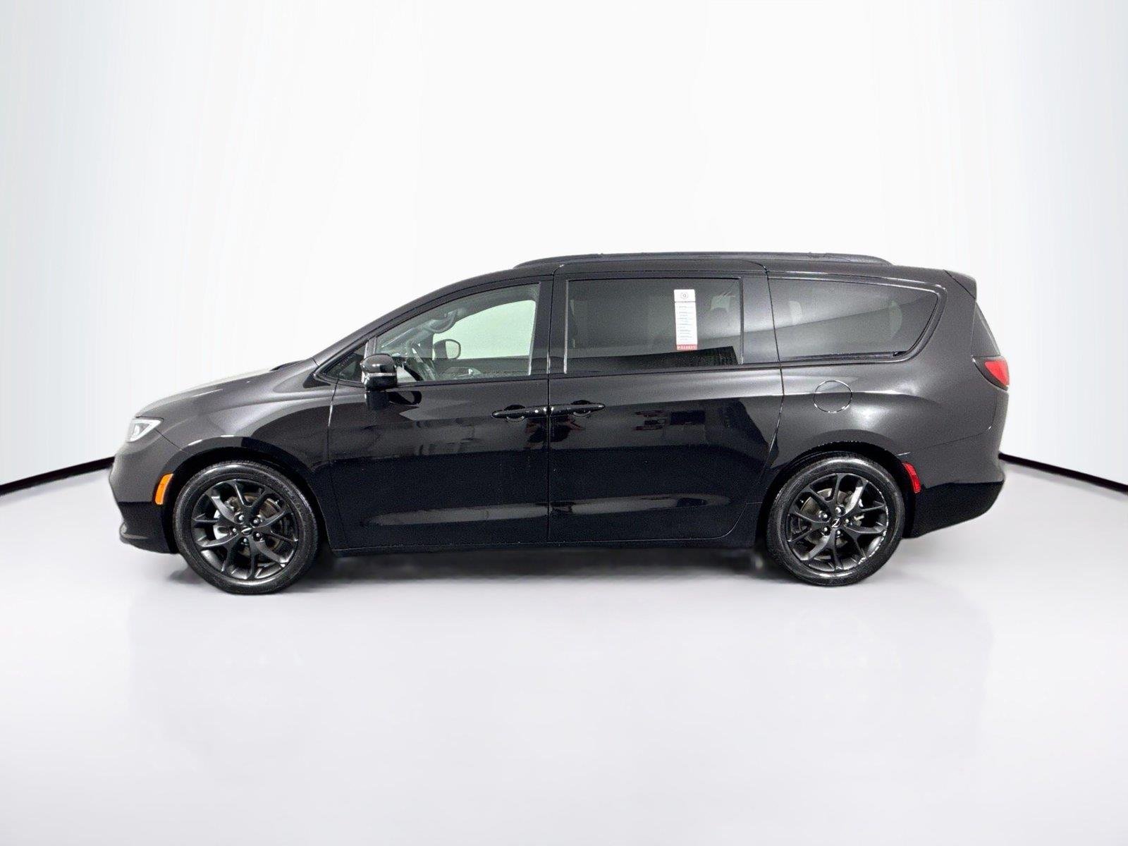 Used 2025 Diamond Black Crystal Pearlcoat Chrysler Limited image 14