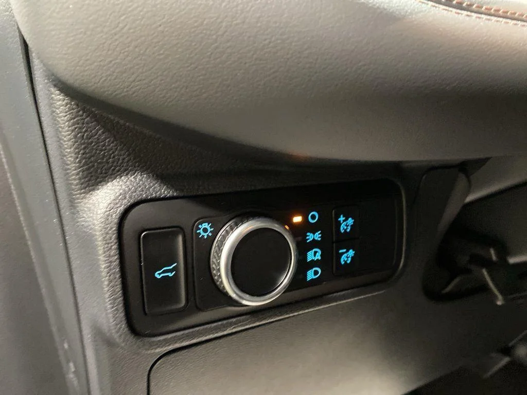 Used 2025 Vapor Blue Ford Active image 25