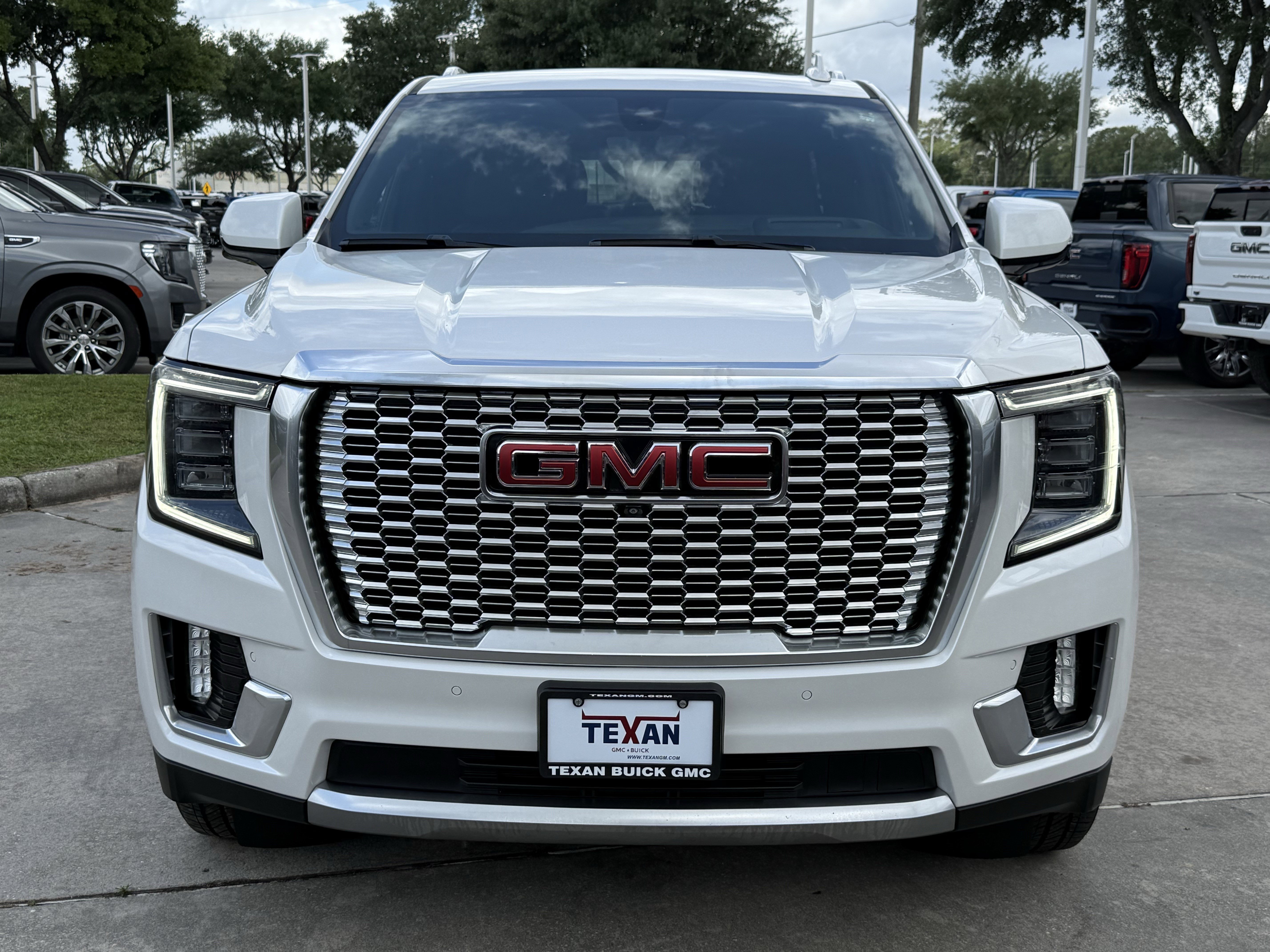 Used 2021 White Frost Tricoat GMC  image 9