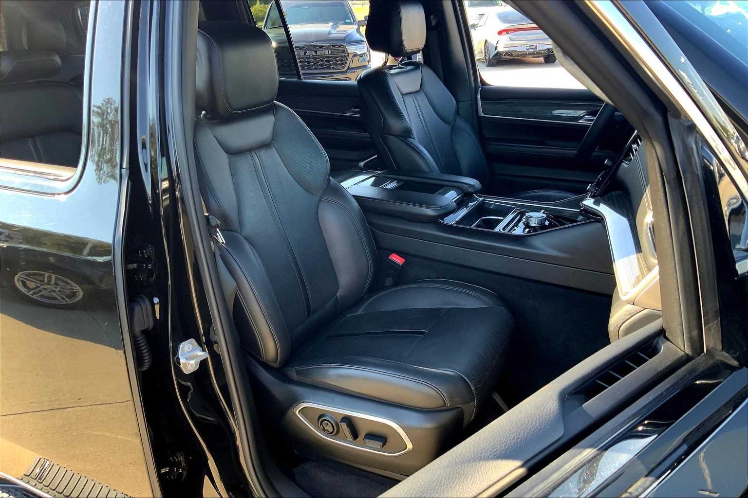 Used 2022 Diamond Black Crystal Pearlcoat Jeep Series III image 9