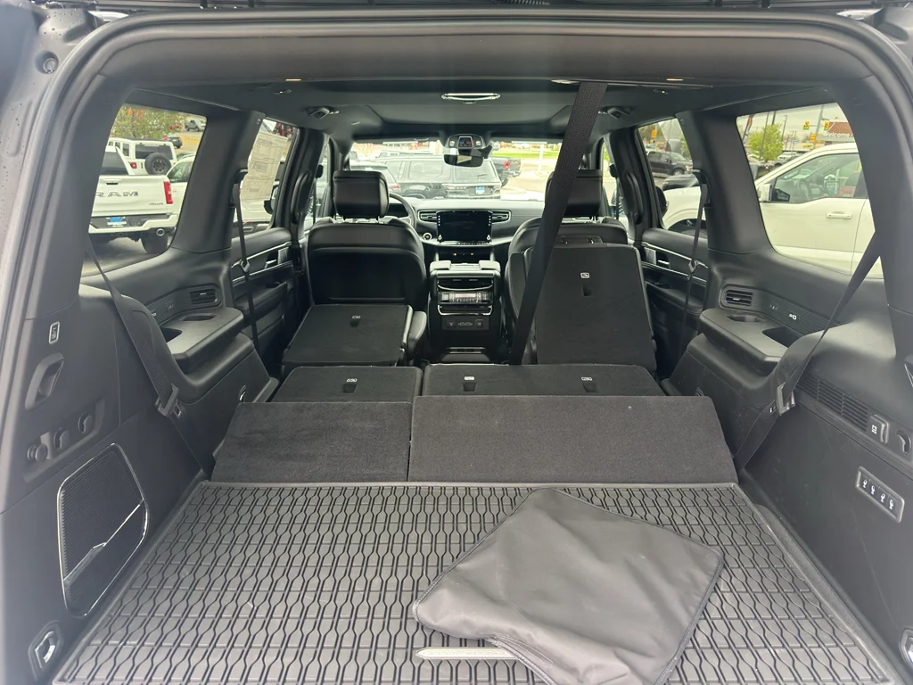 New 2026 Bright White Clear-Coat Exterior Paint Jeep Upland image 17