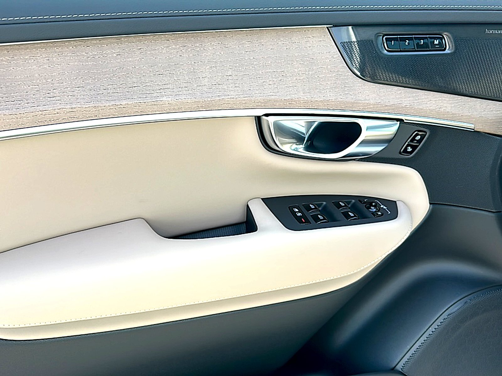 New 2026 Crystal White Volvo Plus image 13