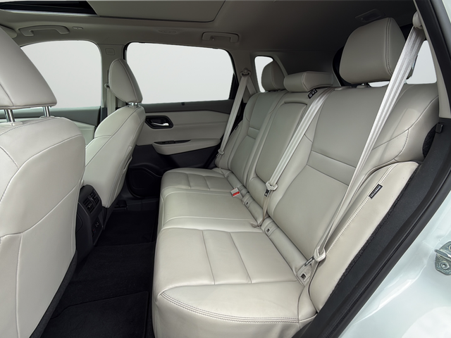 Used 2023 White Nissan SL image 27