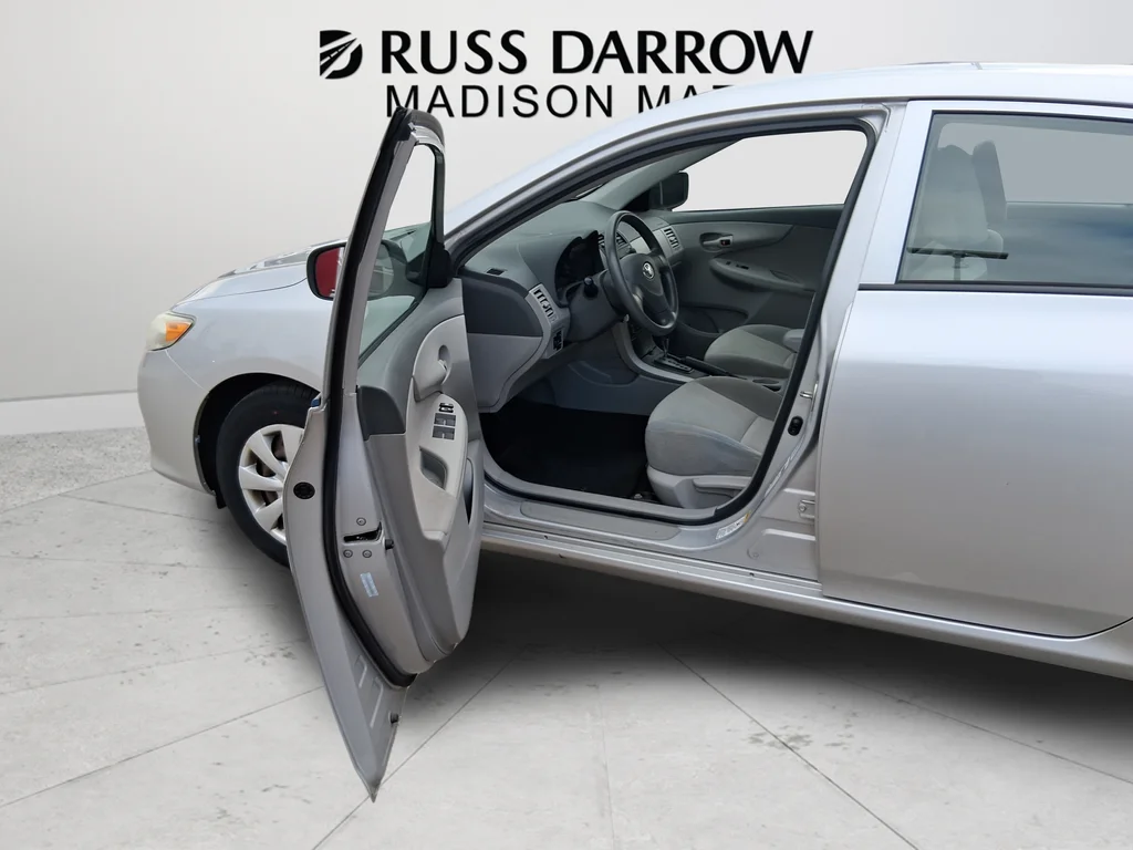 Used 2009 Silver Toyota LE image 39