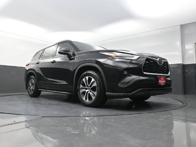 Used 2021 Black Toyota XLE image 32
