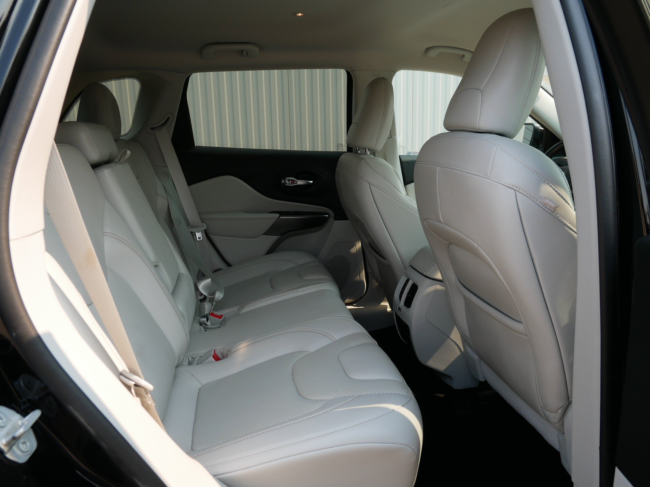 Used 2020 Diamond Black Crystal Pearlcoat Jeep Limited image 13