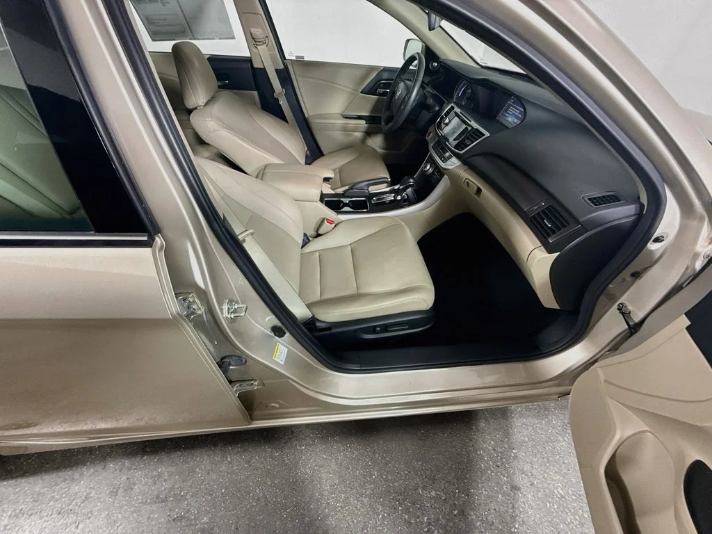 Used 2014 Champagne Frost Pearl Honda EX-L image 28