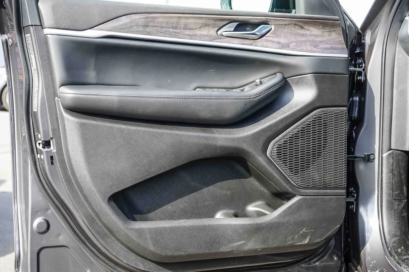 New 2026 Baltic Gray Metallic Clear-Coat Exterior Paint Jeep Laredo Altitude image 21