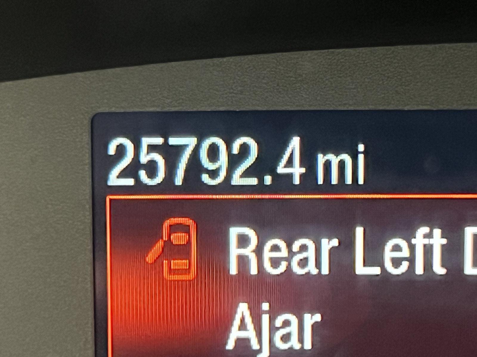 Used 2022 Oxford White Ford SE image 17