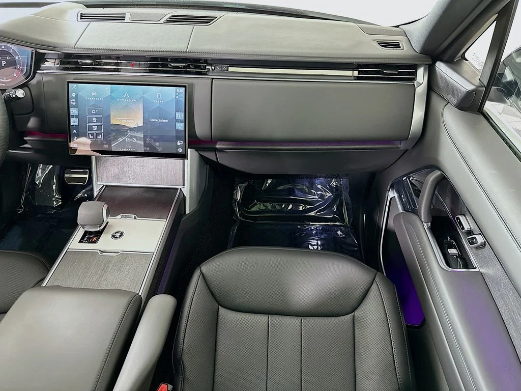 Certified Used 2025 Fuji White Land Rover SE image 27