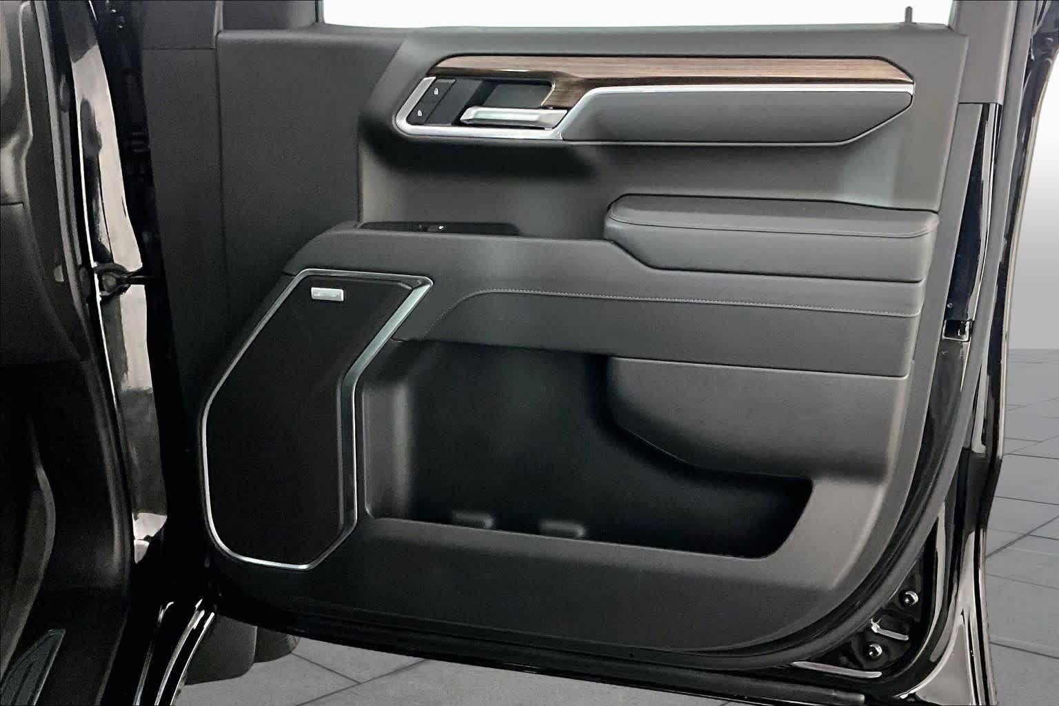 Used 2025 Black Chevrolet RST image 20