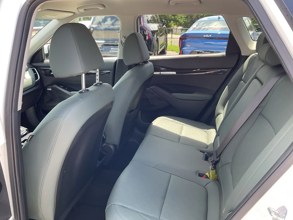 Used 2024 Snow White Pearl Kia SX image 17