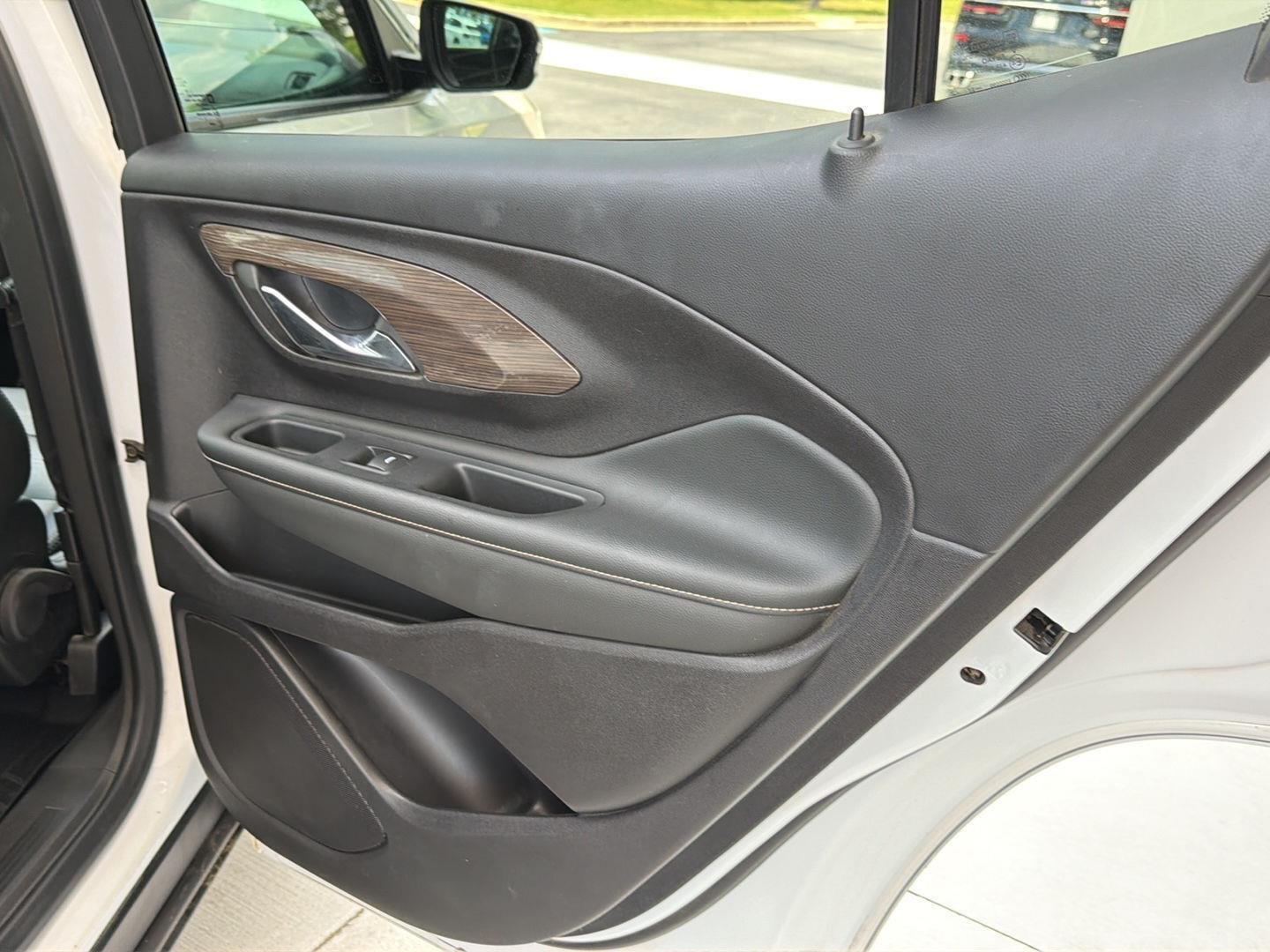 Used 2024 White Frost Tricoat GMC Denali image 16