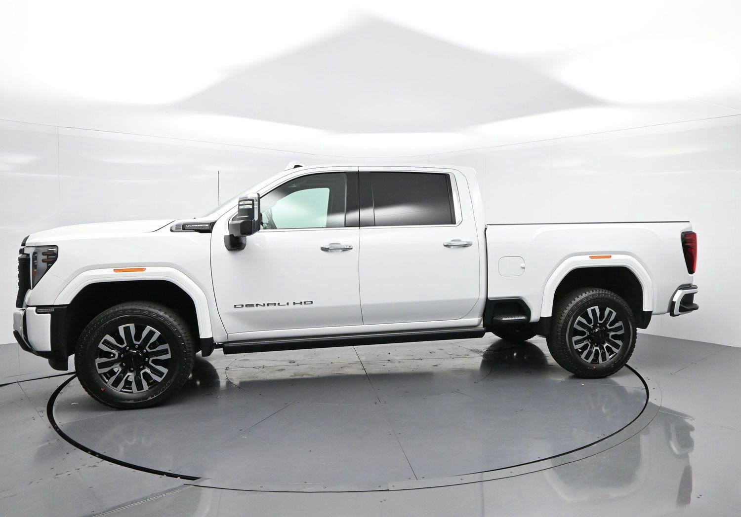 Used 2025 Summit White GMC Denali Ultimate image 4
