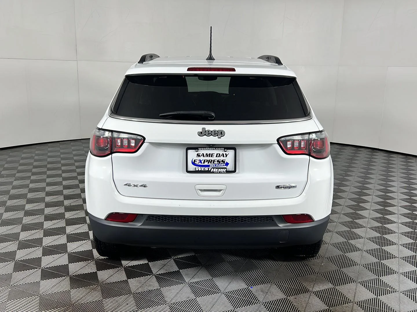 Used 2022 White Jeep Latitude image 29