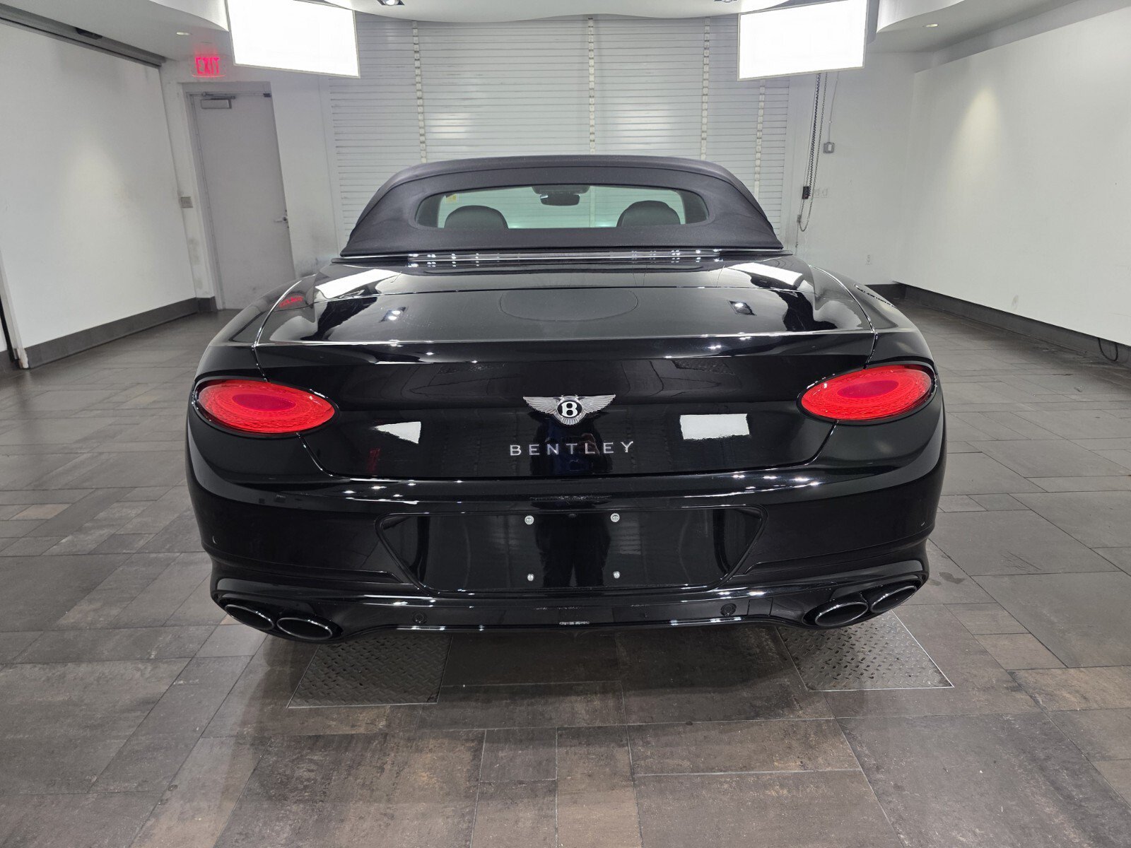 Used 2023 Beluga Bentley GT Azure image 22
