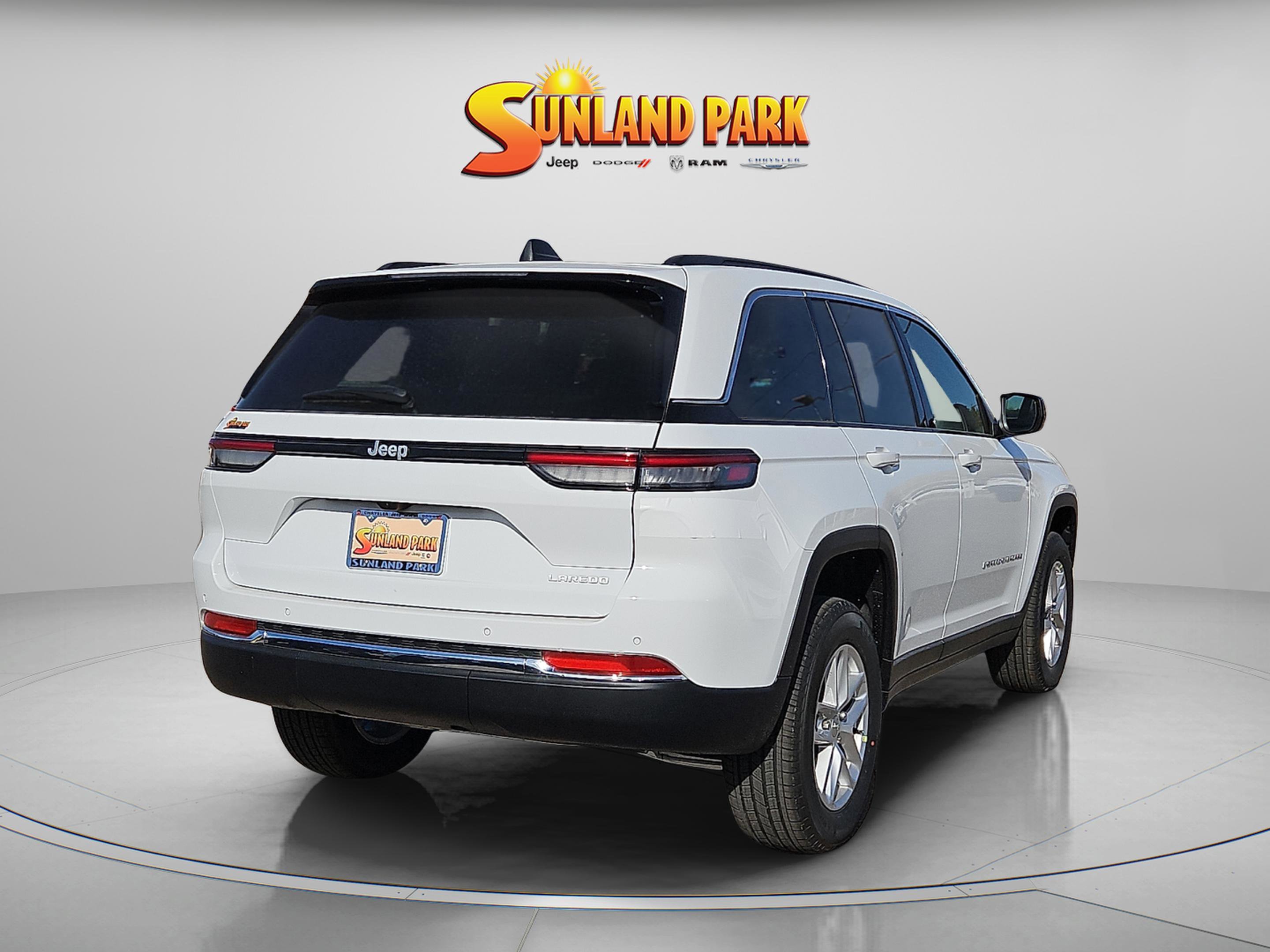 New 2025 Bright White Clear-Coat Exterior Paint Jeep Laredo image 5