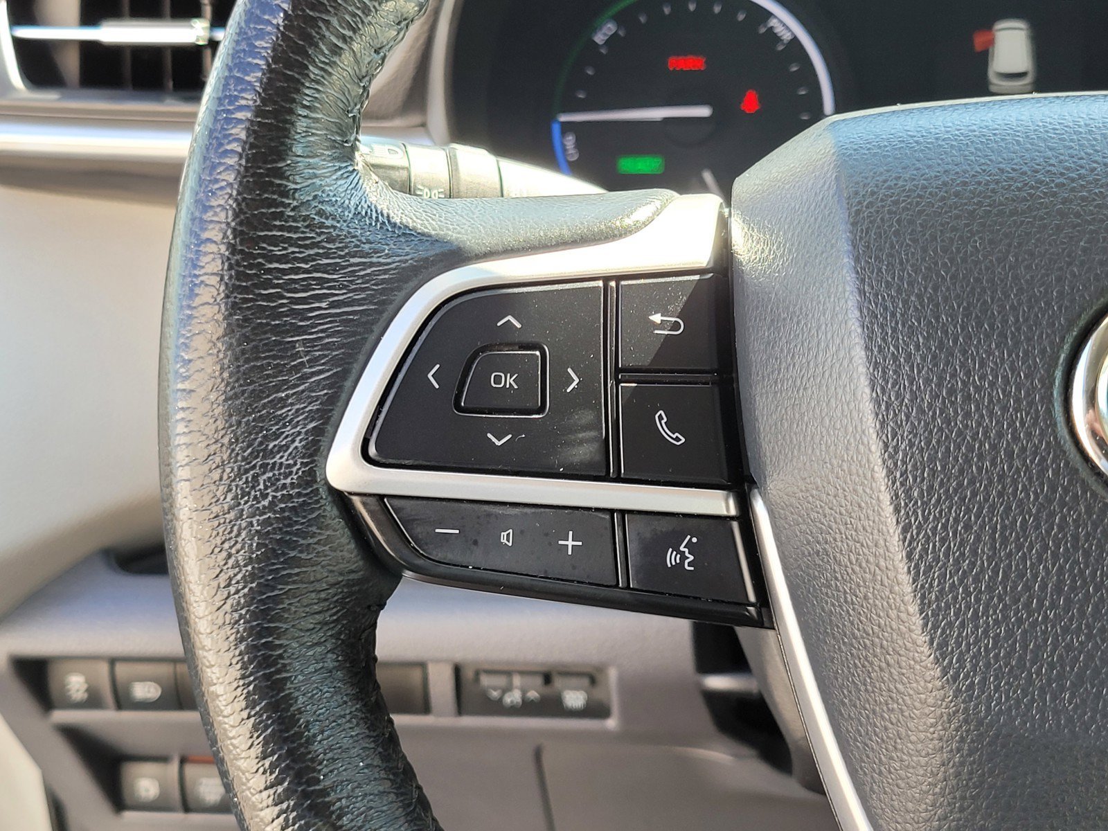 Used 2022 Silver Toyota XLE image 25