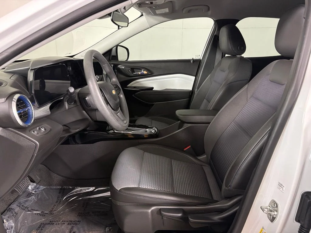 Used 2025 White Chevrolet LT image 18