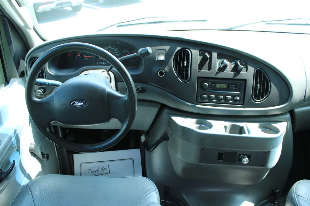 Used 2007 White Ford Commercial image 17