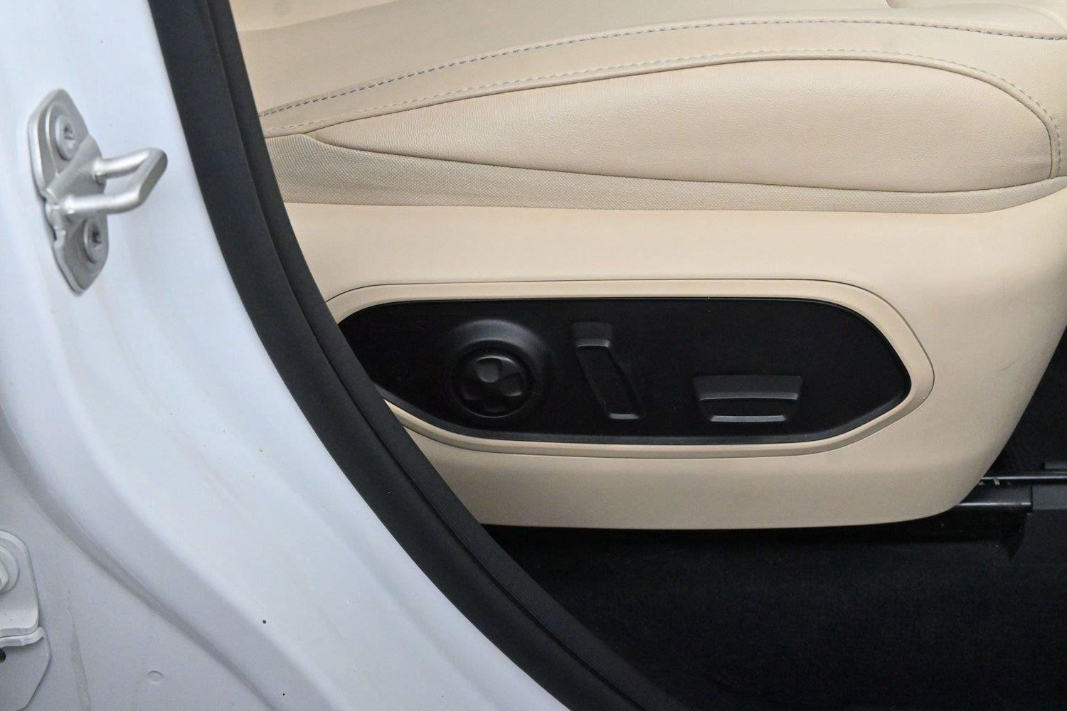 Used 2023 White Jeep Limited image 31