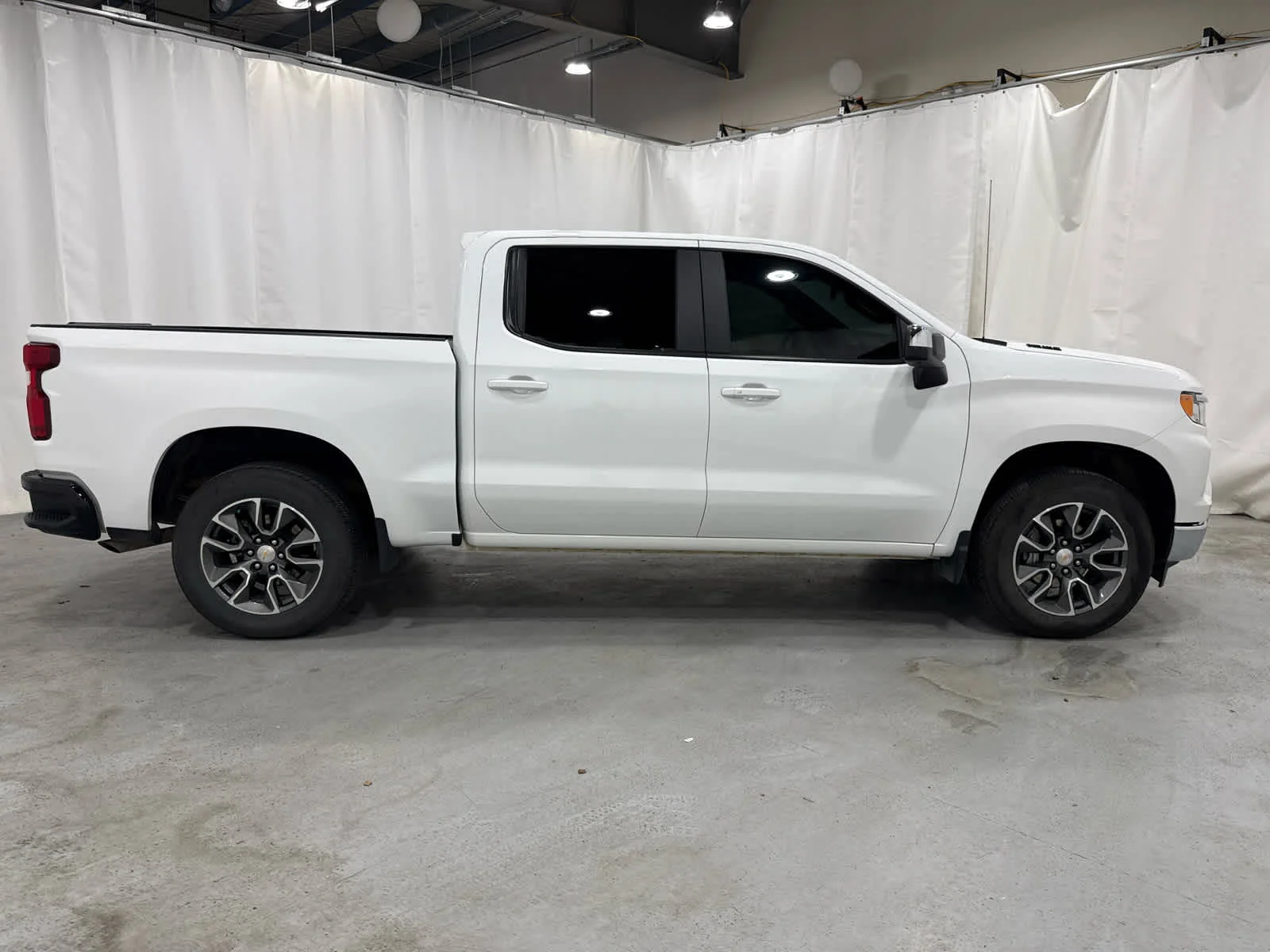 Used 2025 Summit White Chevrolet LT image 4