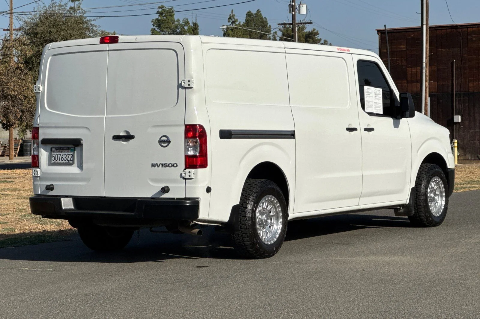 Used 2020 Glacier White Nissan S image 4