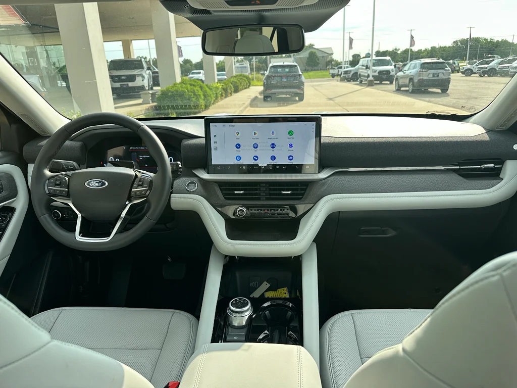 New 2026 Star White Met Tri-Coat Ford Platinum image 2