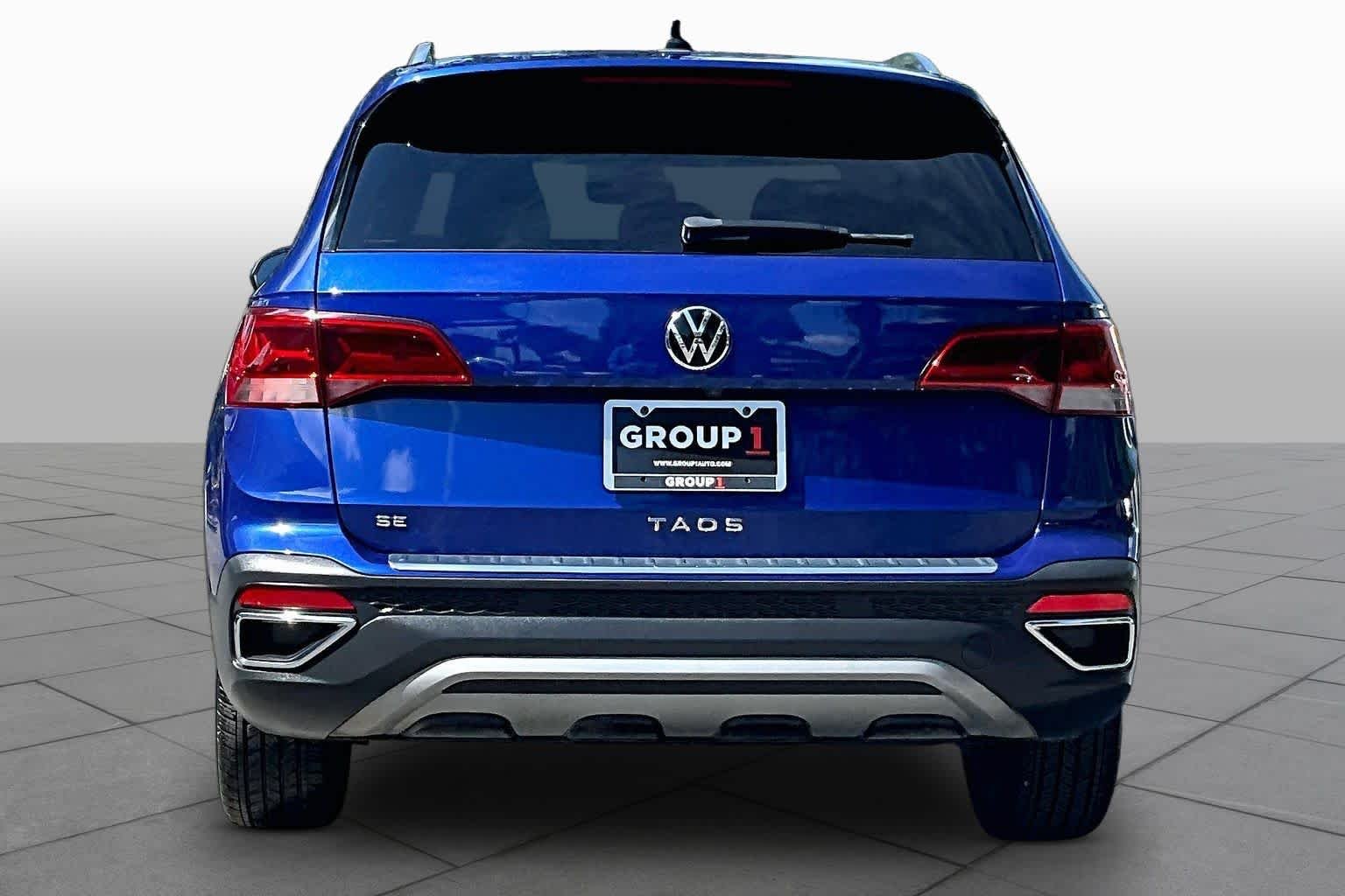 Certified Used 2023 Dusk Blue Metallic Volkswagen SE image 5