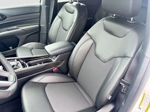 New 2026 Bright White Clearcoat Jeep Latitude image 15