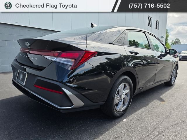 Used 2025 Abyss Black Hyundai SE image 5