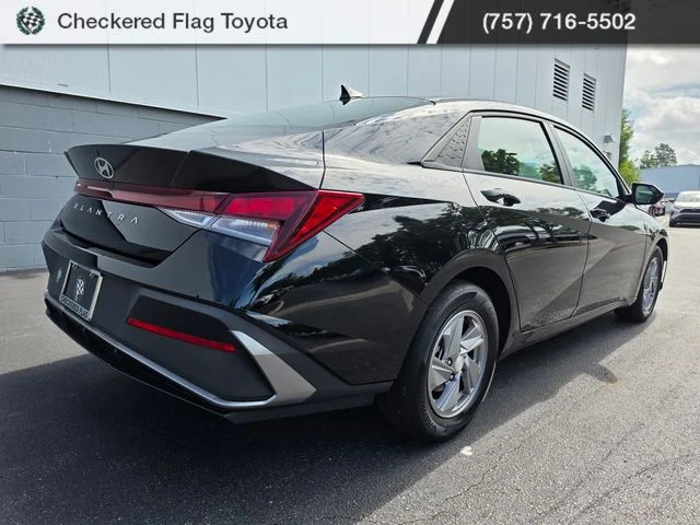 Used 2025 Abyss Black Hyundai SE image 5