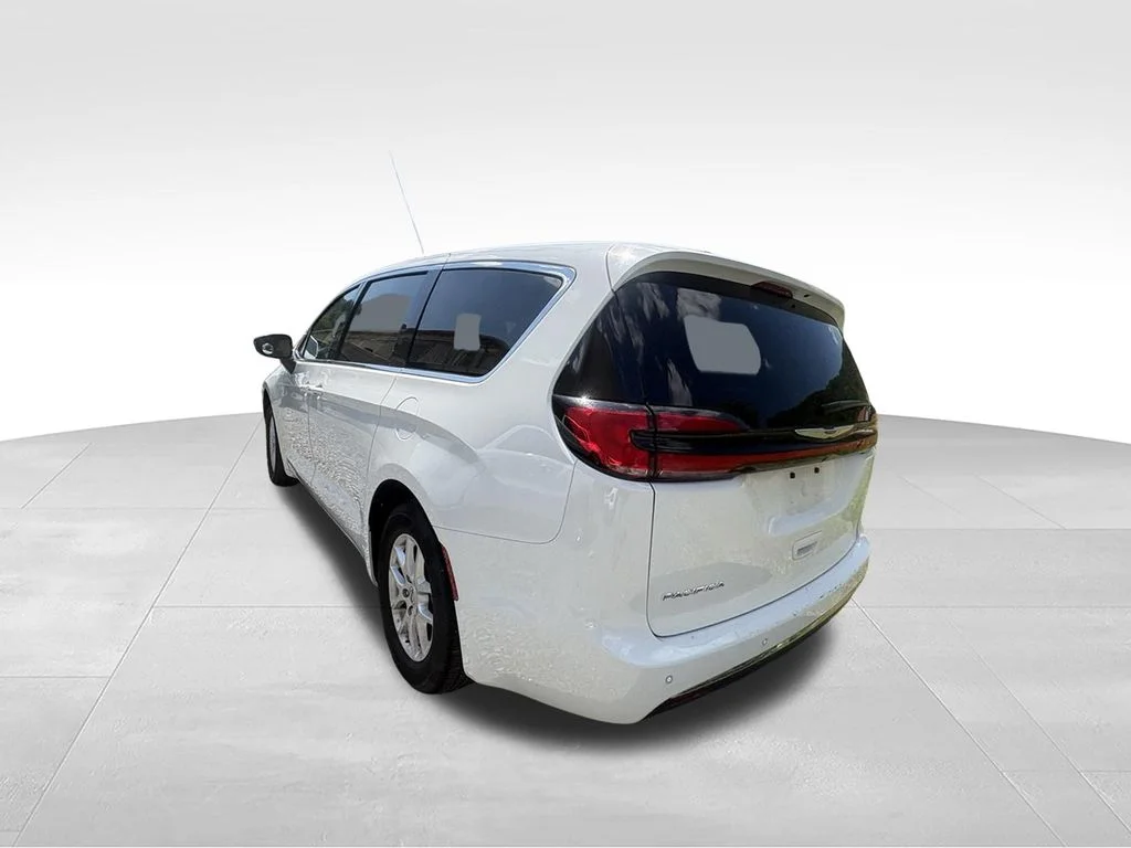 Used 2025 White/off-white Chrysler Select image 8