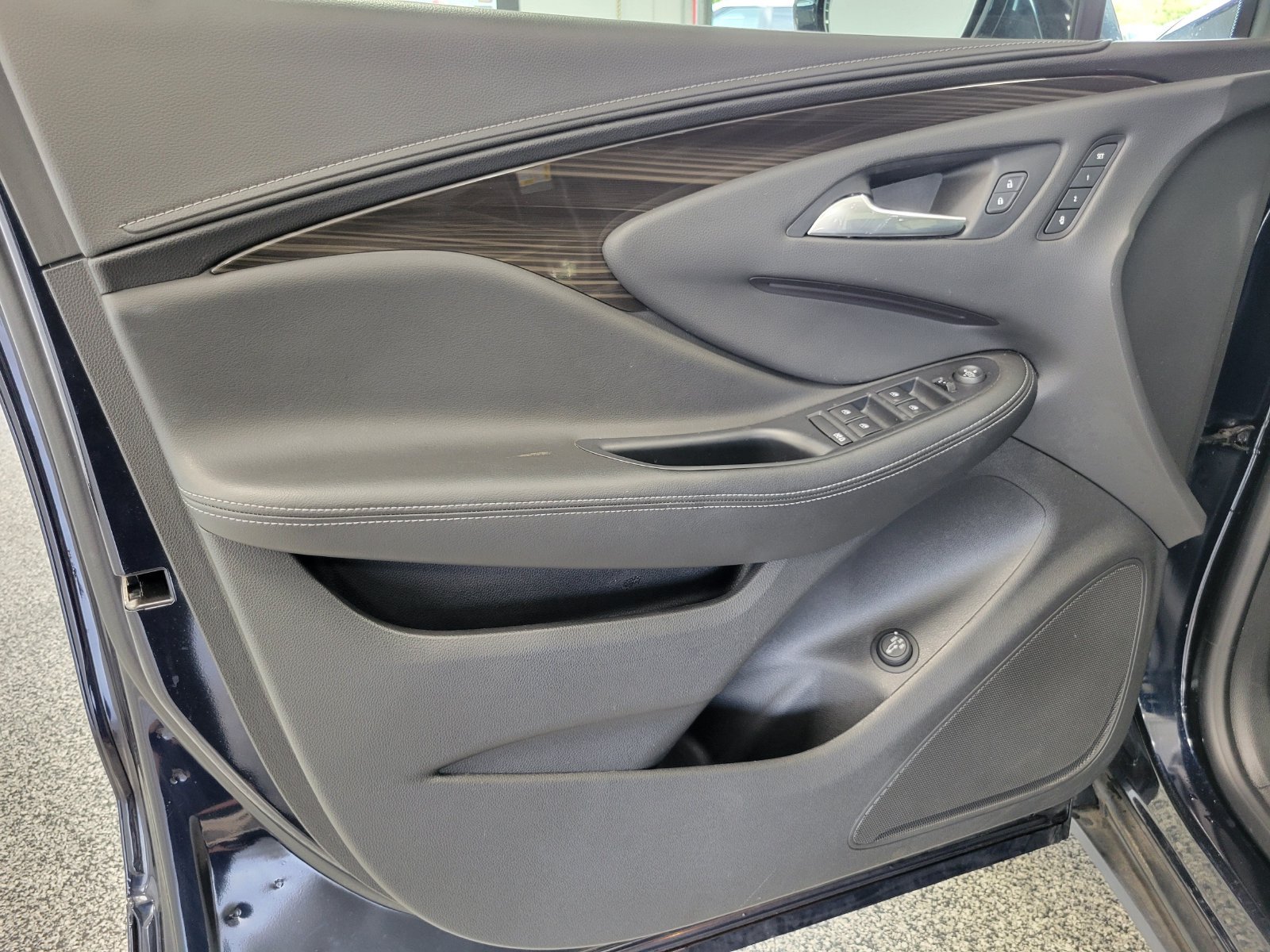 Used 2020 Blue Buick Essence image 6