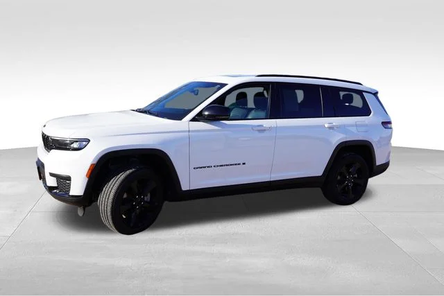 Used 2023 White Jeep Altitude image 10