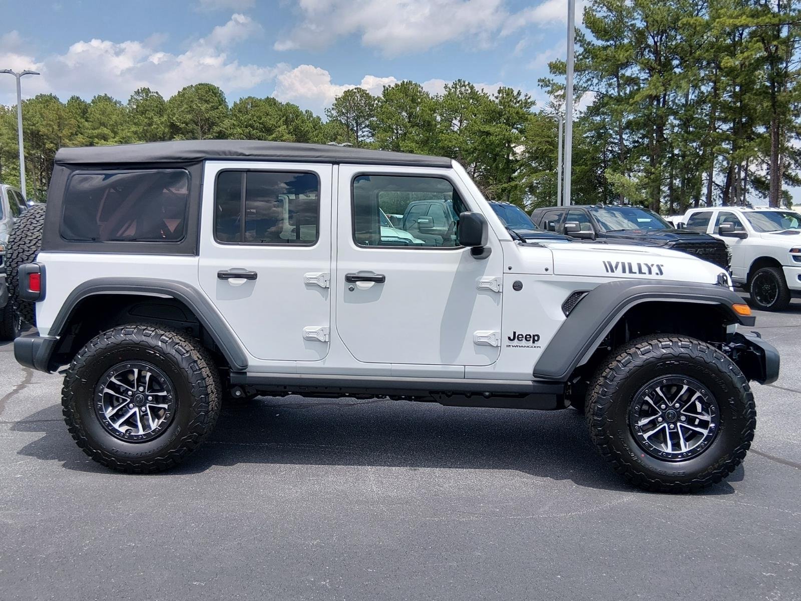 New 2026 Bright White Clear-Coat Exterior Paint Jeep 4-Door Willys 4x4 image 2