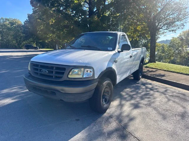 Used 2001 White Ford XL image 3